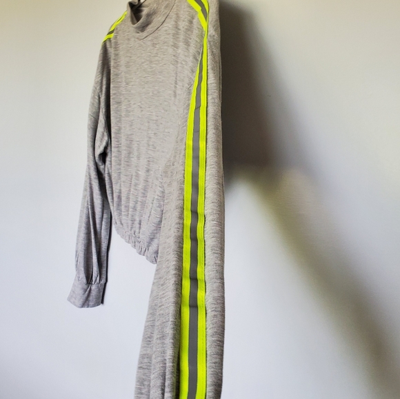 EUC Queen Bees Grey High-Vis Crop Top - Size Small or Medium - Running Top - Picture 3 of 8